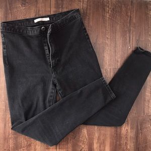 LEVI’S BLACK JEANS